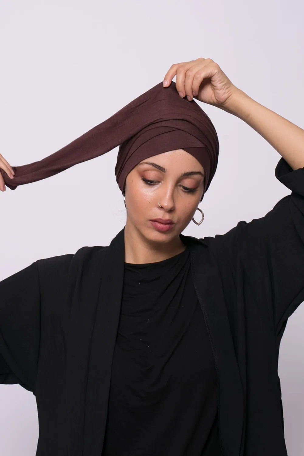 Turbante de viscosa cruzado marrón oscuro